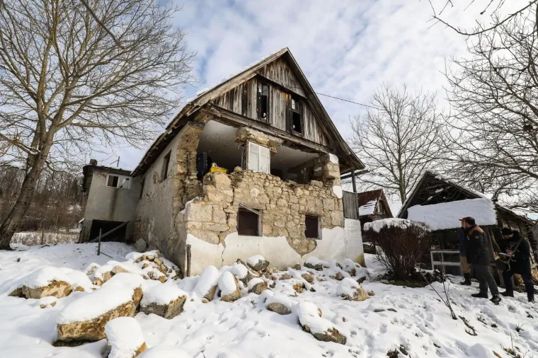 Kuću mu, doslovno, jo&scaron; drži samo prozor: 'Supruga i ja danima nismo mogli doći k sebi od straha'