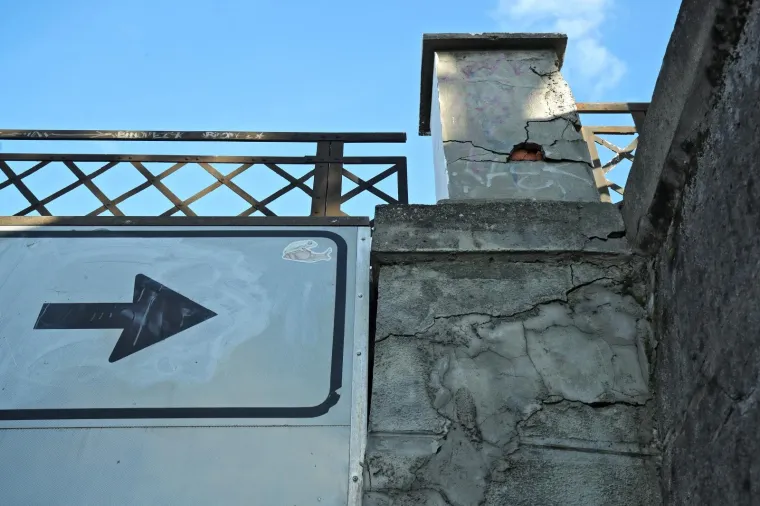 Koliko je siguran jedan od najprometnijih podvožnjaka u Zagrebu?! Pogledajte ova brojna o&scaron;tećenja