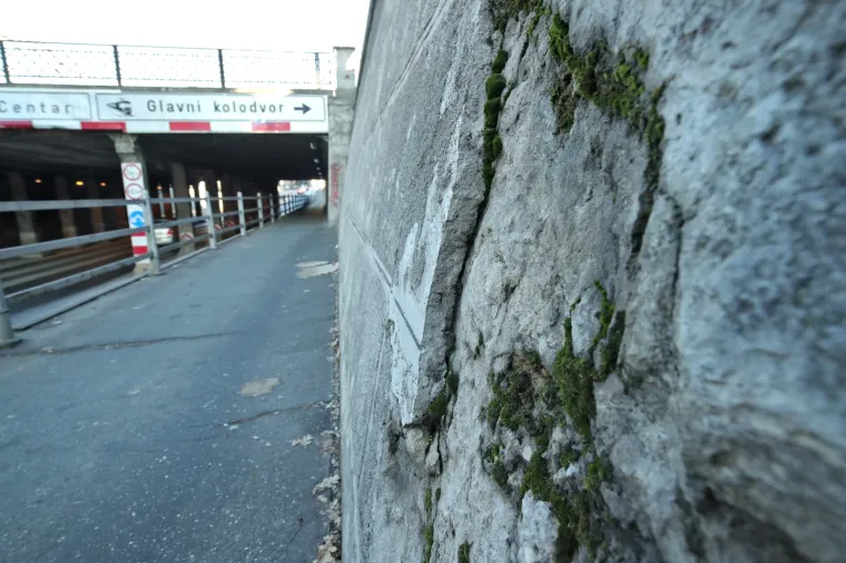 Koliko je siguran jedan od najprometnijih podvožnjaka u Zagrebu?! Pogledajte ova brojna o&scaron;tećenja