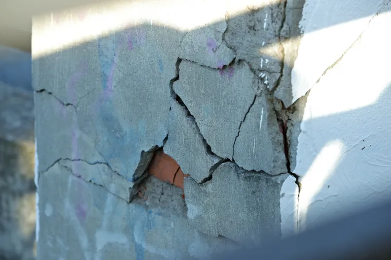 Koliko je siguran jedan od najprometnijih podvožnjaka u Zagrebu?! Pogledajte ova brojna o&scaron;tećenja