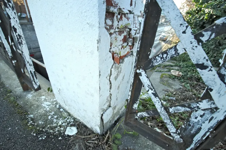 Koliko je siguran jedan od najprometnijih podvožnjaka u Zagrebu?! Pogledajte ova brojna o&scaron;tećenja