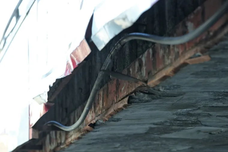 Koliko je siguran jedan od najprometnijih podvožnjaka u Zagrebu?! Pogledajte ova brojna o&scaron;tećenja