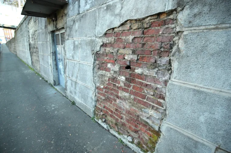 Koliko je siguran jedan od najprometnijih podvožnjaka u Zagrebu?! Pogledajte ova brojna o&scaron;tećenja