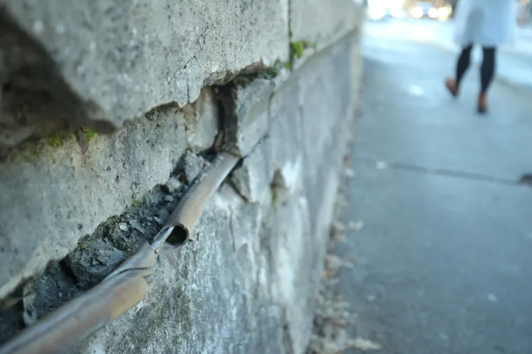 Koliko je siguran jedan od najprometnijih podvožnjaka u Zagrebu?! Pogledajte ova brojna o&scaron;tećenja