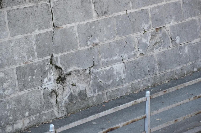 Koliko je siguran jedan od najprometnijih podvožnjaka u Zagrebu?! Pogledajte ova brojna o&scaron;tećenja