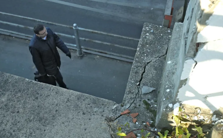 Koliko je siguran jedan od najprometnijih podvožnjaka u Zagrebu?! Pogledajte ova brojna o&scaron;tećenja