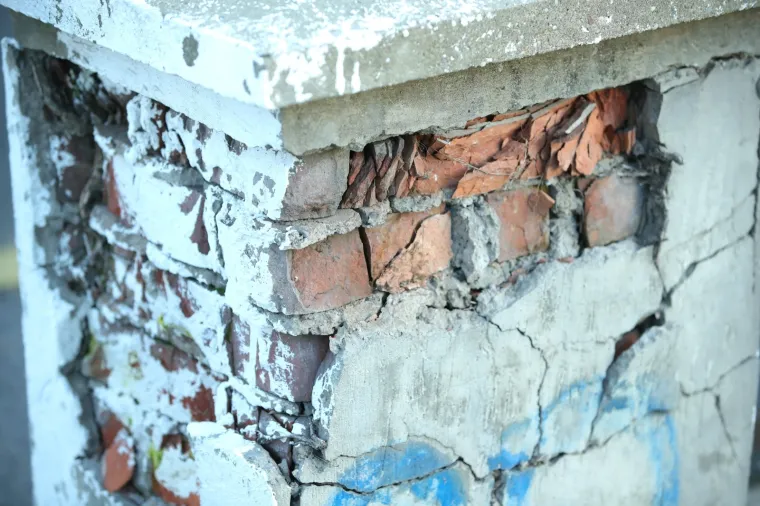 Koliko je siguran jedan od najprometnijih podvožnjaka u Zagrebu?! Pogledajte ova brojna o&scaron;tećenja