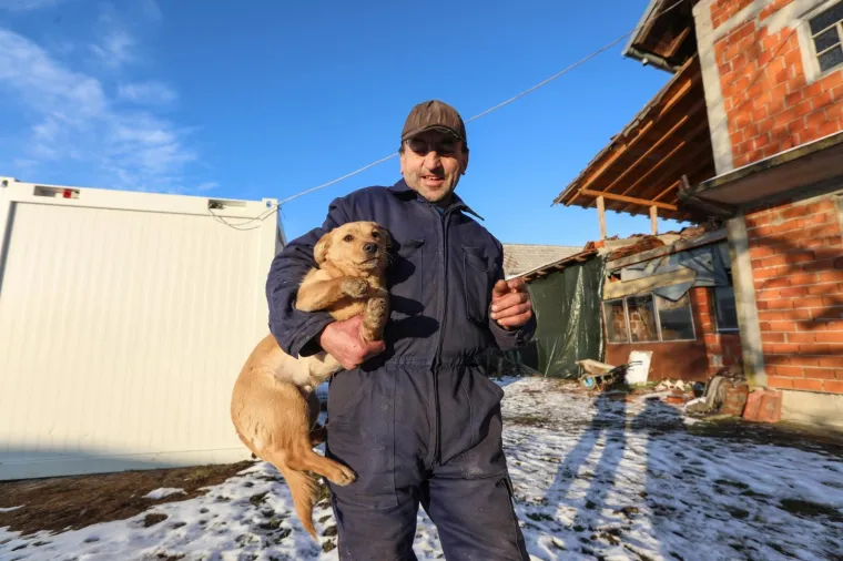 Josip Šimanović (50) iz Novog Sela Glinskog već drugi put u životu doživljava tragediju na svom domaćinstvu. Za nedavnog potresa u njegovu susjedstvu srušila se trafo stanica, ista ona pred kojom su u vrijeme Domovinskog rata četnici ubili 33 stanovnika Novog Sela Glinskog. Među streljanima je i njegovih četvero članova obitelji od kojih i petnaestogodišnja djevojčica. Ratne rane još nisu zacijelile i dogodilo se ovo zlo od potresa, navodi Josip Šimanović.  No Josip se ne predaje, bavi se uzgojem svinja, potres mu je porušio gospodarske zgrade i svinjce, a svakodnevno društvo pravi mu pas Medo, kojeg je od prvog potresa prekrstio u Potres, jer kako je lajao i zavijao uoči onog najvećeg, sada predosjeća i onaj najmanji.