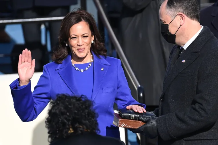 Kamala Harris polaže prisegu