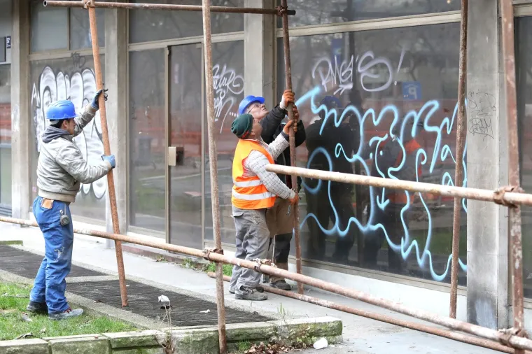 Armirane betonske konstrukcije te&scaron;ke vi&scaron;e od 200 tona prijetile Zagrepčanima: Napokon počela sanacija zgrade u Vukovarskoj