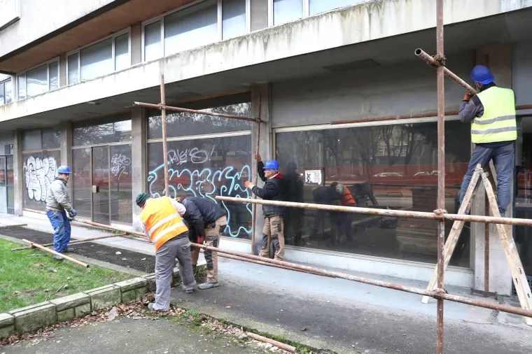 Armirane betonske konstrukcije te&scaron;ke vi&scaron;e od 200 tona prijetile Zagrepčanima: Napokon počela sanacija zgrade u Vukovarskoj