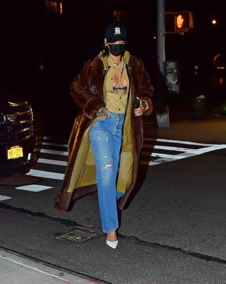 Pjevačica i poduzetnica Rihanna uredila se za večeru sa svojim, kako se nagađa, dečkom A$AP Rockyjem i njihovim prijateljima u New Yorku. Na sebi je imala bundu od umjetnog krzna, košulju koju je otkopčala do struka, pa je izletio njen bujni dekolte, i traperice od izblijedjelog jeansa. Foto: Profimedia