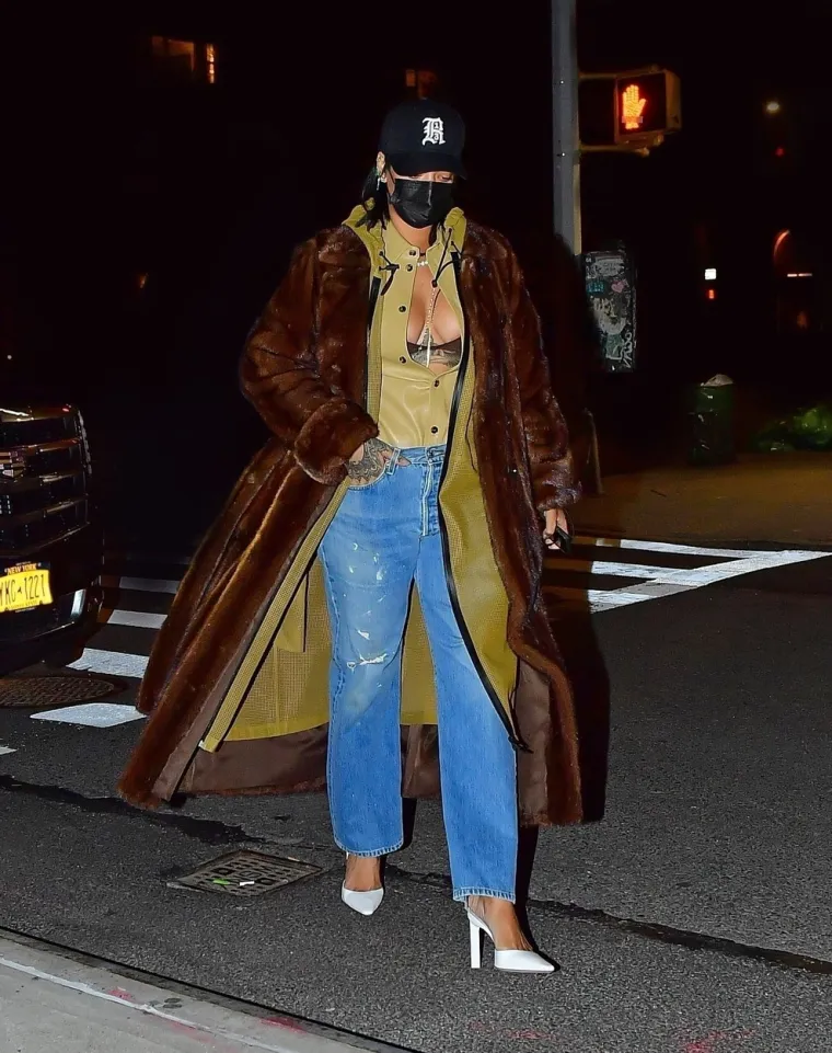 E, TO SE ZOVE HRABROST - VANI GADNA ZIMA, A ONA RASKOPČANA DO PUPKA: Rihanna je prepoznatljiva i kad joj maska skriva lice