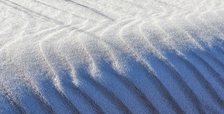 Iako je pustinja Sahara, koja pokriva većinu sjeverne Afrike, prošla kroz mnoštvo klimatskih promjena tijekom posljednjih stotinjak tisuća godina, snijeg i led i dalje su rijetki prizori.