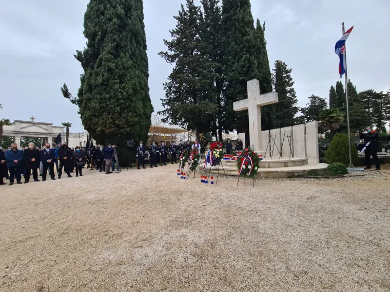 Milanović do&scaron;ao u Zadar, ali odbio sudjelovati na obilježavanju VRO Maslenica zbog usta&scaron;kih obilježja!