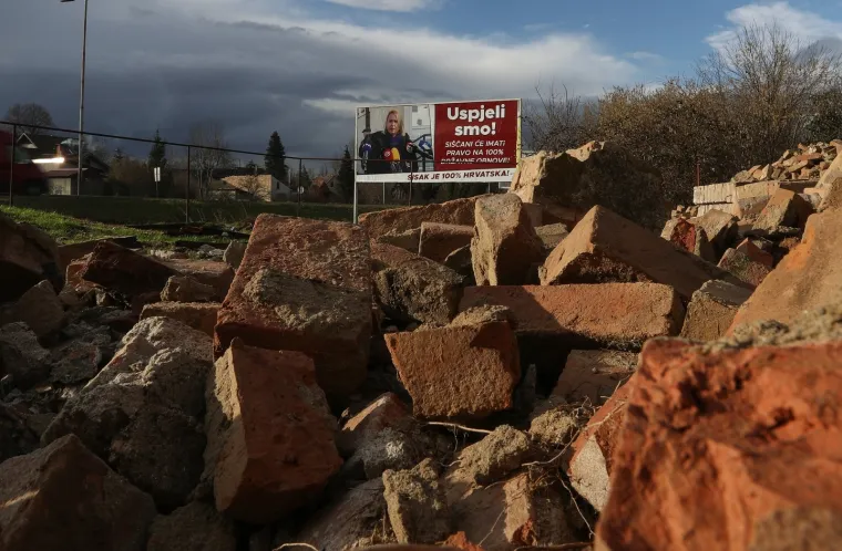 Sisak i okolica osvanuli s desetak jumbo plakata s gradonačelnicom: 'Uspjeli smo! Siščani će imati pravo na 100 posto državne obnove'
