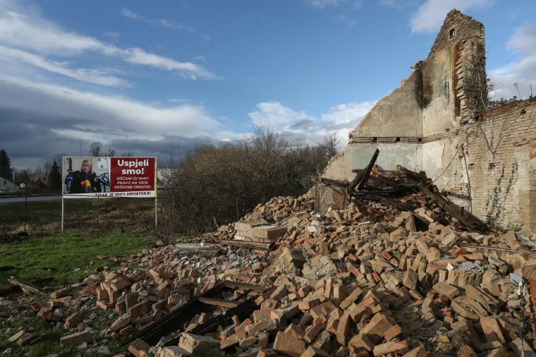 Sisak i okolica osvanuli s desetak jumbo plakata s gradonačelnicom: 'Uspjeli smo! Siščani će imati pravo na 100 posto državne obnove'