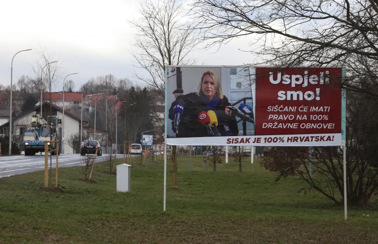 Sisak i okolica osvanuli s desetak jumbo plakata s gradonačelnicom: 'Uspjeli smo! Siščani će imati pravo na 100 posto državne obnove'