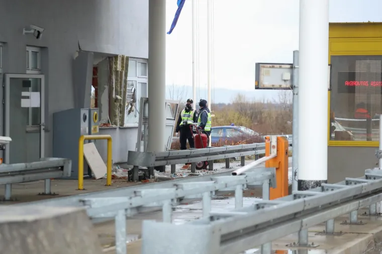 [FOTO] PRIZORI UŽASA KOD VELIKE GORICE: Pogledajte najnovije fotografije s mjesta na kojem je vozač BMW-a usmrtio djelatnika HAC-a