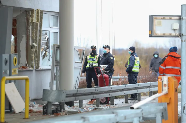 Djelatnik Hrvatskih autocesta (HAC) poginuo je u subotu ujutro kada je vozač osobnog automobila kod naplatnih postaja Mraclin na autocesti A11 izgubio nadzor na vozilom i udario u objekt HAC-a, doznaje se u zagrebačkoj policiji. 
Nesreća se dogodila oko 5,30 sati ﻿na naplatnoj postaji Mraclin u smjeru Siska. Policija provodi očevid, nakon čega se očekuje vi&scaron;e informacija o toj nesreći. Prema izvje&scaron;ću HAK-a, na toj se dionici A11 vozi se uz ograničenje brzine od 40 kilometara na sat. Foto: Željko Lukunić/Pixsell