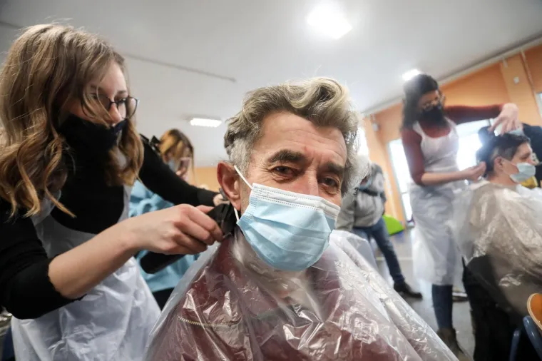 Lijepa gesta: Frizeri iz svih krajeva Hrvatske &scaron;i&scaron;ali stanovnike Gline i okolnih krajeva