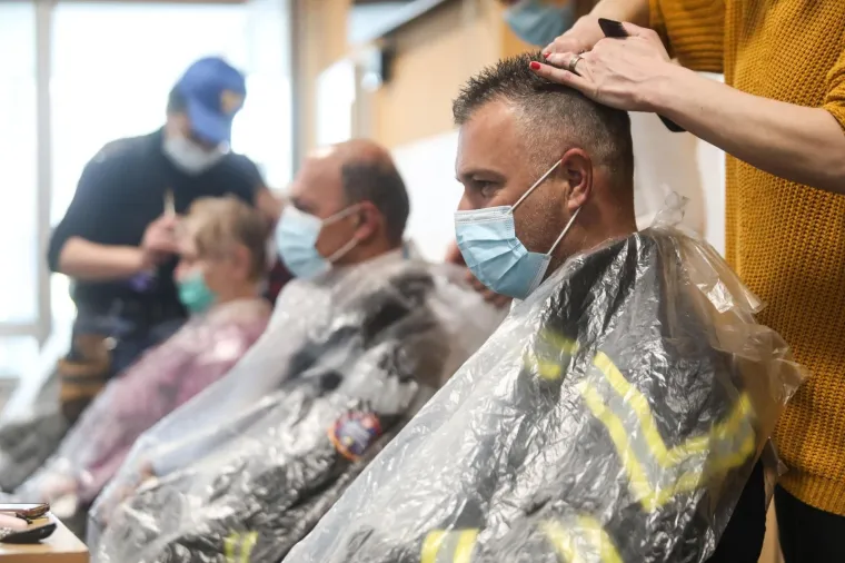 Lijepa gesta: Frizeri iz svih krajeva Hrvatske &scaron;i&scaron;ali stanovnike Gline i okolnih krajeva