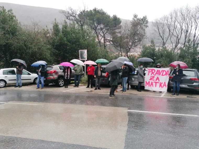 Miran prosvjed u Dubroniku kao podr&scaron;ka Matku Klariću, načelniku koji je optužen za seksualno uznemiravanje