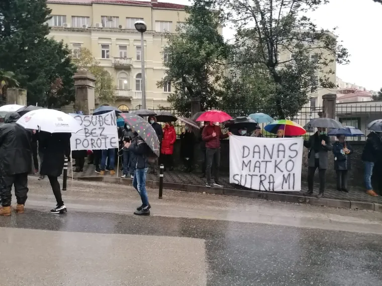 Miran prosvjed u Dubroniku kao podr&scaron;ka Matku Klariću, načelniku koji je optužen za seksualno uznemiravanje