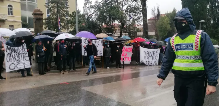 Miran prosvjed u Dubroniku kao podr&scaron;ka Matku Klariću, načelniku koji je optužen za seksualno uznemiravanje