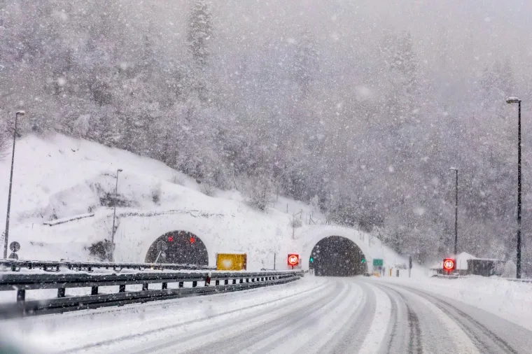 [FOTO] U GORSKOM KOTARU PADA GUST SNIJEG, NA MORU KAOS ZBOG JUGA: 'Trenutačno nema slobodnog pravca za kamione'