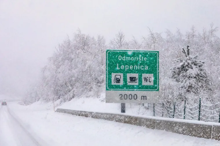 [FOTO] U GORSKOM KOTARU PADA GUST SNIJEG, NA MORU KAOS ZBOG JUGA: 'Trenutačno nema slobodnog pravca za kamione'
