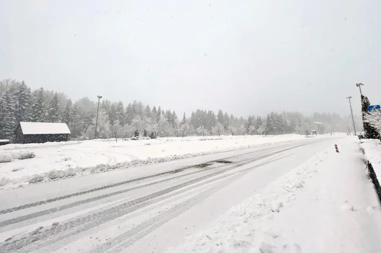 Zbog jakih udara olujnog juga koji na otvorenom moru stvara i vi&scaron;emetarske valove, u nedjelju su u prekidu sve kamatarske linije koje Split povezuju sa srednjodalmatinskim otocima, doznaje se od voditeljice "Jadrolinijine" u Splitu Jelene Ivulić. "Trajekt koji je večeras trebao isploviti iz Splita u Stari Grad na Hvaru, otkazan je  također zbog pogor&scaron;anih vremenskih uvjeta na  moru," rekla je Ivulić za Hinu. Danas nije plovio niti trajekt na liniji Split-Vela Luka-Ubli, dodala je.