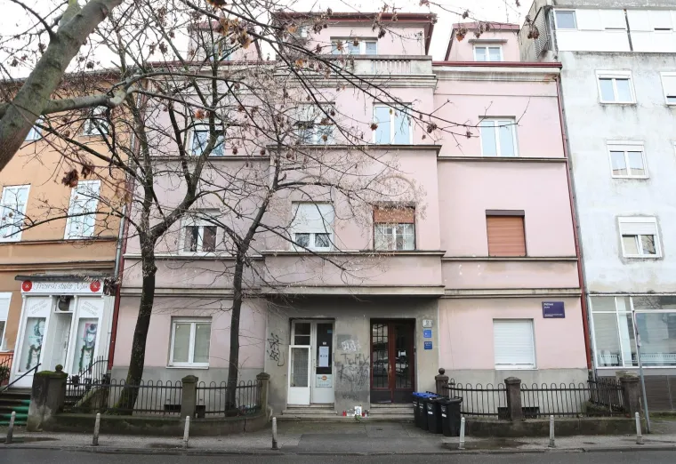 OPROŠTAJ OD ISTAKNUTE GLUMICE: Ispred zgrade u kojoj je nekoć živjela Mira Furlan ljudi ostavljaju cvijeće i ruže