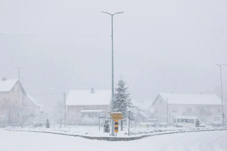 Snježna idila u Hrvatskoj! Snijeg pada od zadarskog zaleđa do Medvednice