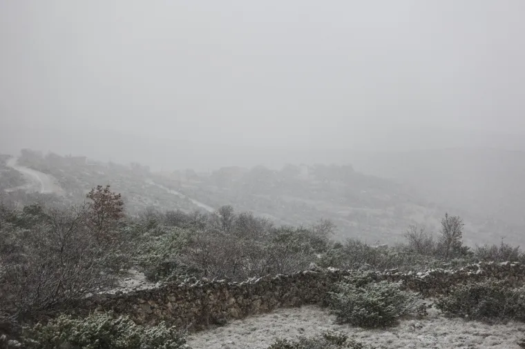 Snježna idila u Hrvatskoj! Snijeg pada od zadarskog zaleđa do Medvednice