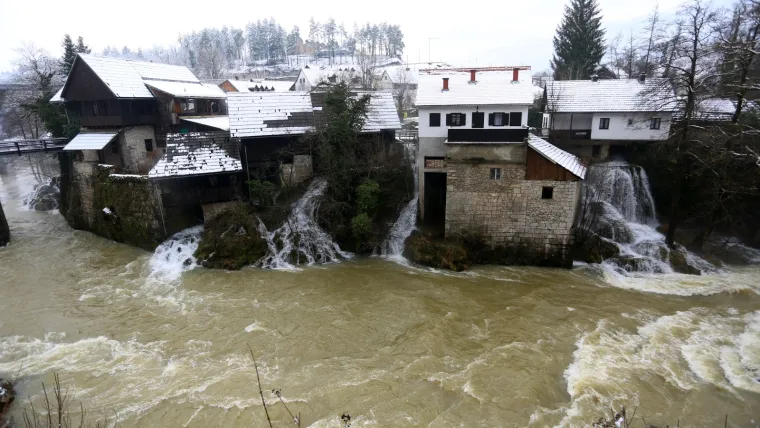 Snježna idila u Hrvatskoj! Snijeg pada od zadarskog zaleđa do Medvednice