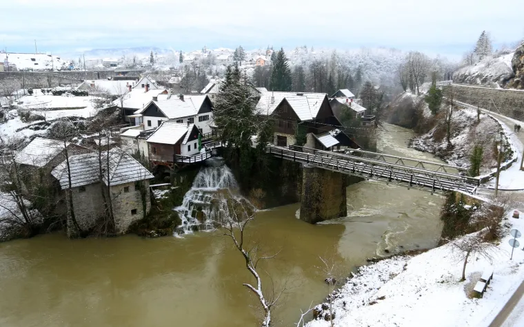 Snježna idila u Hrvatskoj! Snijeg pada od zadarskog zaleđa do Medvednice