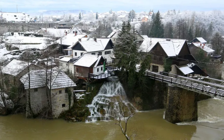 Snježna idila u Hrvatskoj! Snijeg pada od zadarskog zaleđa do Medvednice