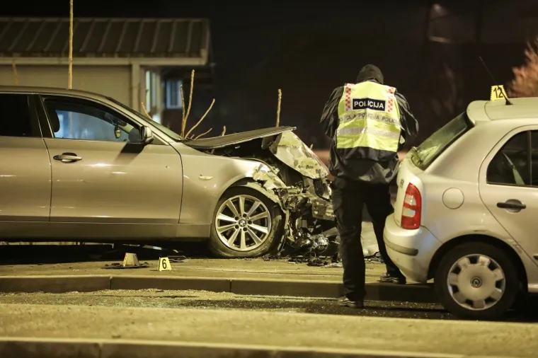 Dva osobna automobila sudarila su se oko 21,17 sati, na križanju Sesvetske i Selske ceste.