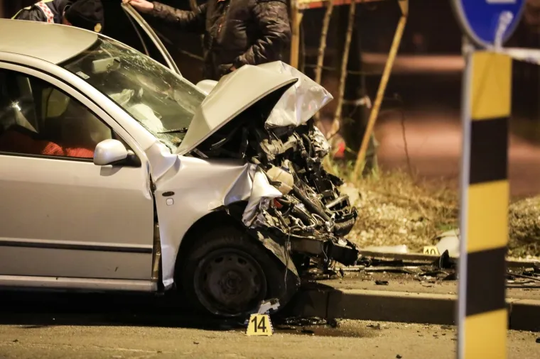 [FOTO] STRAVIČNE SCENE U SESVETAMA: U sudaru poginula jedna osoba. Automobili su neprepoznatljivi...