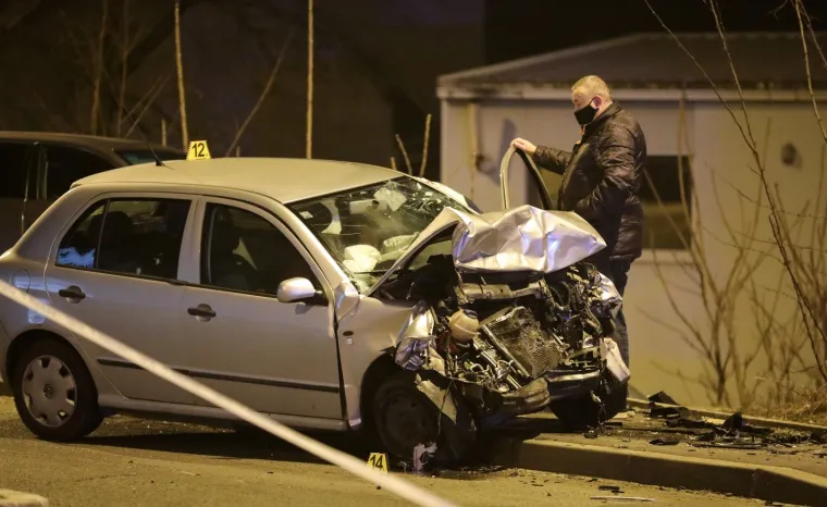 [FOTO] STRAVIČNE SCENE U SESVETAMA: U sudaru poginula jedna osoba. Automobili su neprepoznatljivi...