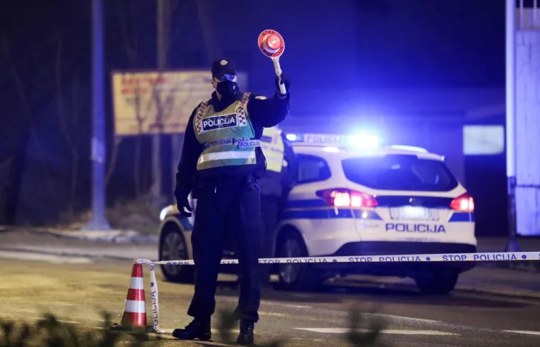 [FOTO] STRAVIČNE SCENE U SESVETAMA: U sudaru poginula jedna osoba. Automobili su neprepoznatljivi...