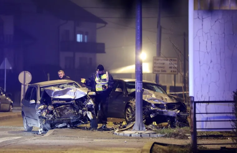 [FOTO] STRAVIČNE SCENE U SESVETAMA: U sudaru poginula jedna osoba. Automobili su neprepoznatljivi...