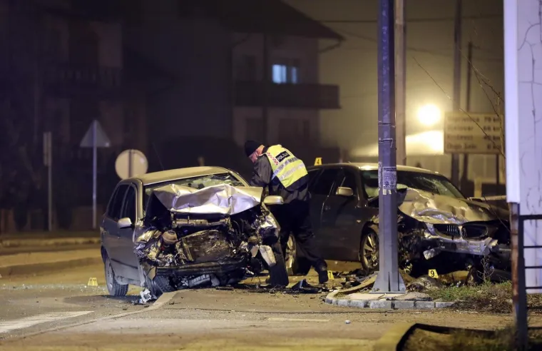 [FOTO] STRAVIČNE SCENE U SESVETAMA: U sudaru poginula jedna osoba. Automobili su neprepoznatljivi...