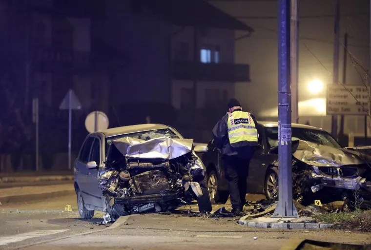 [FOTO] STRAVIČNE SCENE U SESVETAMA: U sudaru poginula jedna osoba. Automobili su neprepoznatljivi...