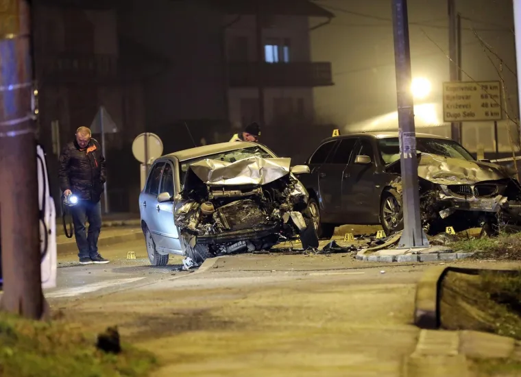 [FOTO] STRAVIČNE SCENE U SESVETAMA: U sudaru poginula jedna osoba. Automobili su neprepoznatljivi...