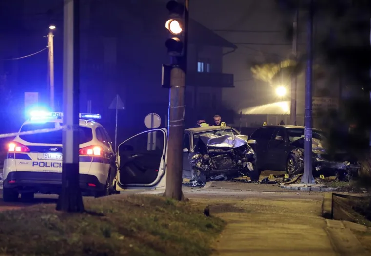 [FOTO] STRAVIČNE SCENE U SESVETAMA: U sudaru poginula jedna osoba. Automobili su neprepoznatljivi...
