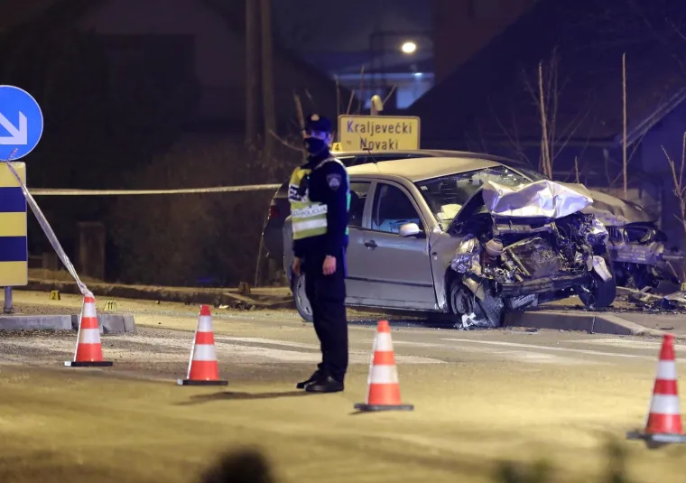 [FOTO] STRAVIČNE SCENE U SESVETAMA: U sudaru poginula jedna osoba. Automobili su neprepoznatljivi...