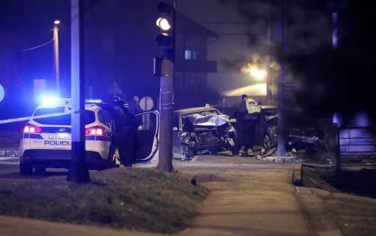 [FOTO] STRAVIČNE SCENE U SESVETAMA: U sudaru poginula jedna osoba. Automobili su neprepoznatljivi...