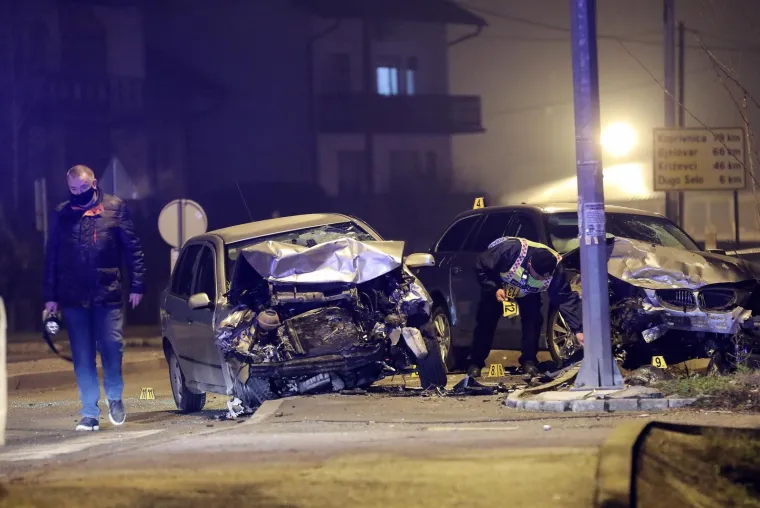 [FOTO] STRAVIČNE SCENE U SESVETAMA: U sudaru poginula jedna osoba. Automobili su neprepoznatljivi...